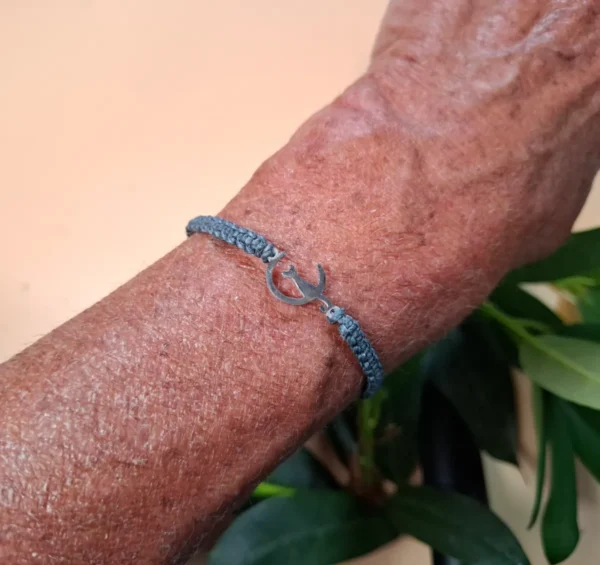 Náramek s kočkou. Ručně zhotovený micro macrame náramek s nerezovým přívěskem