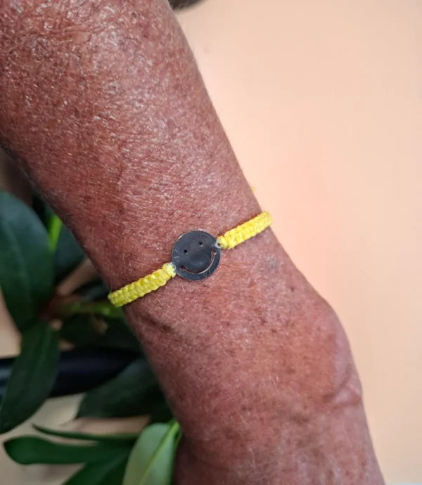 Náramek s nerezovým přívěske, zhotovený technikou micro macrame v zářivě žluté barvě.