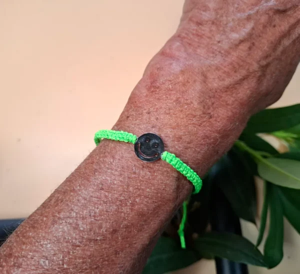 Micro macrame náramek s nerezovým přívěskem ve tvaru smajlíka. Nevšední módní doplněk na letní dny.