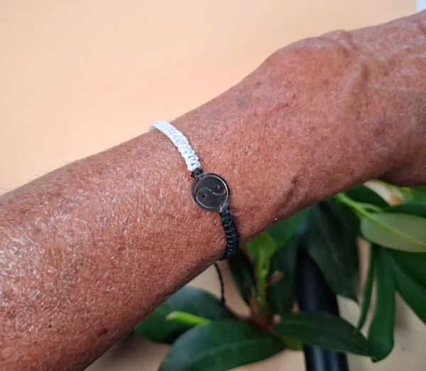 Náramek micro macrame se symbolem JIN JANG. Vhodný doplněk pro letní dny.