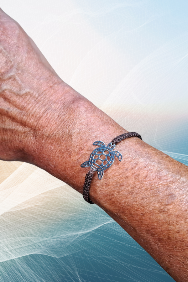 Náramek micro macrame tmavě hnědý s přívěskem