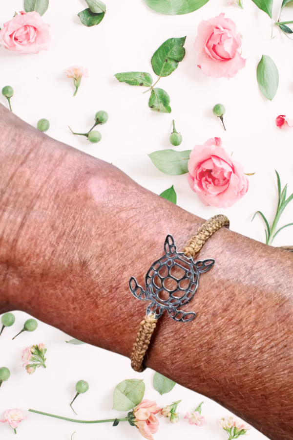 Náramek s nerezovým přívěskem želvy zhotovený technikou micro macrame.