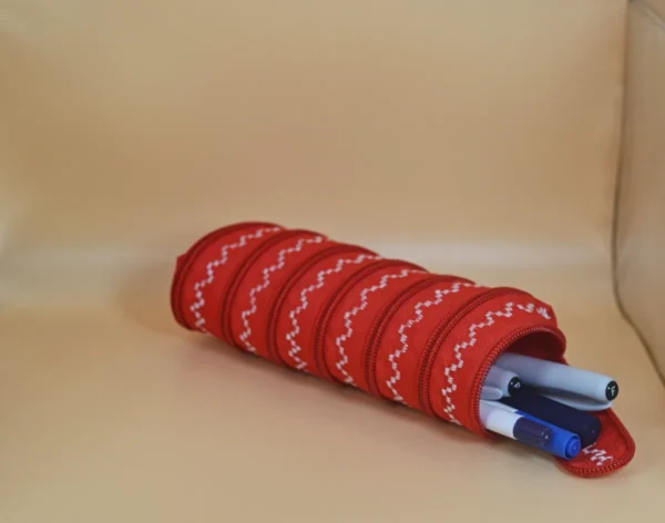 Penál, pouzdro na uspořádání drobností. Vhodné na psací potřeby, brýle, kosmetiku.