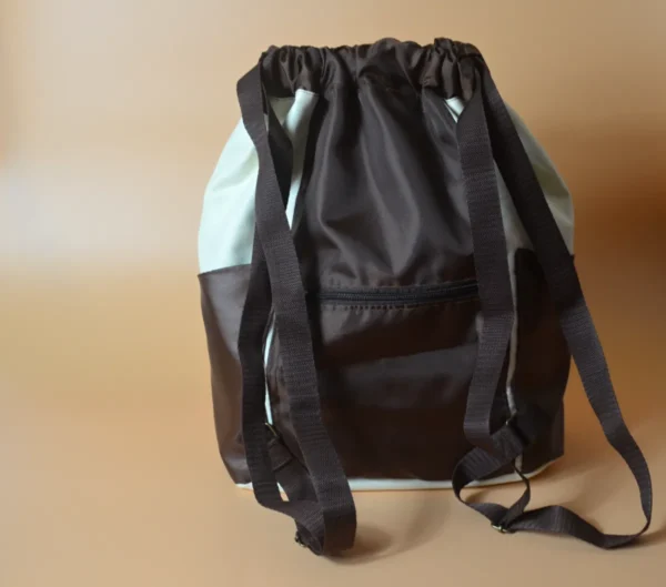 Skládací batůžek - zadní část s kapsou na zip