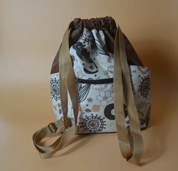 Skládací vak s taštičkou na zip - pohled ze zadu s kapsičkou na zip.