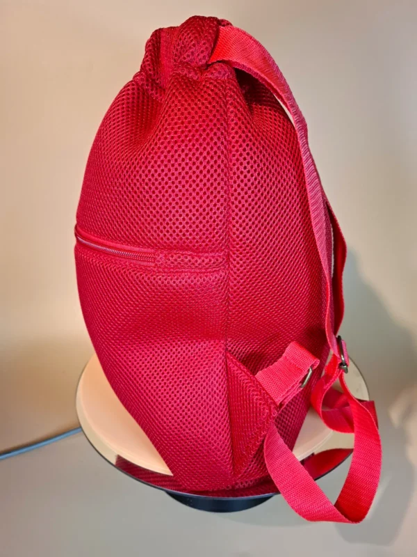 Stylový stahovací batůžek na záda z červené 3D síťoviny.
