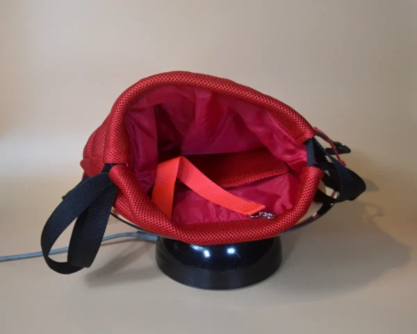 Stahovací batoh z červené 3D síťoviny. Ručně ušitý s černými popruhy.