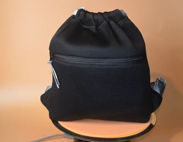 Stahovací vak na záda z černé kvalitní 3D síťoviny.