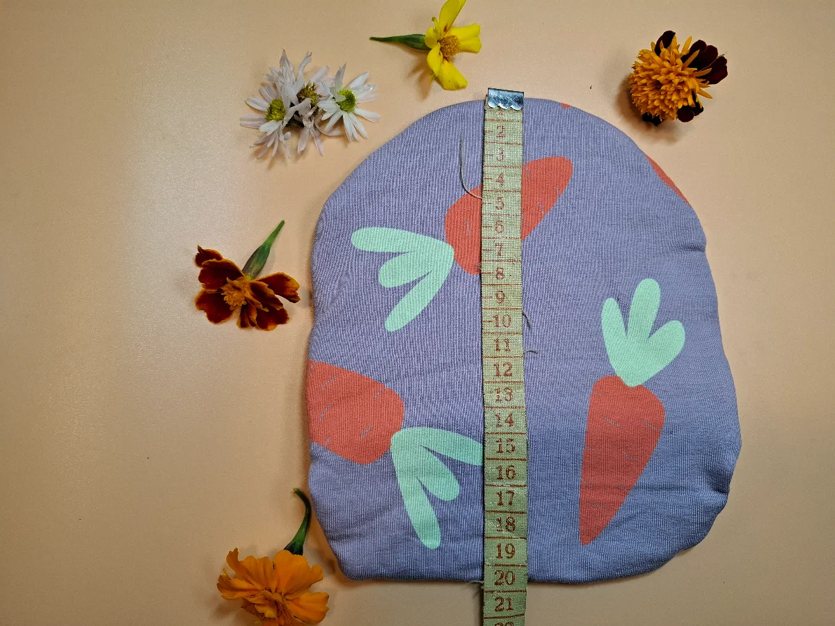 Návlek na stomický sáček ručně ušitý z jemného pružného úpletu.