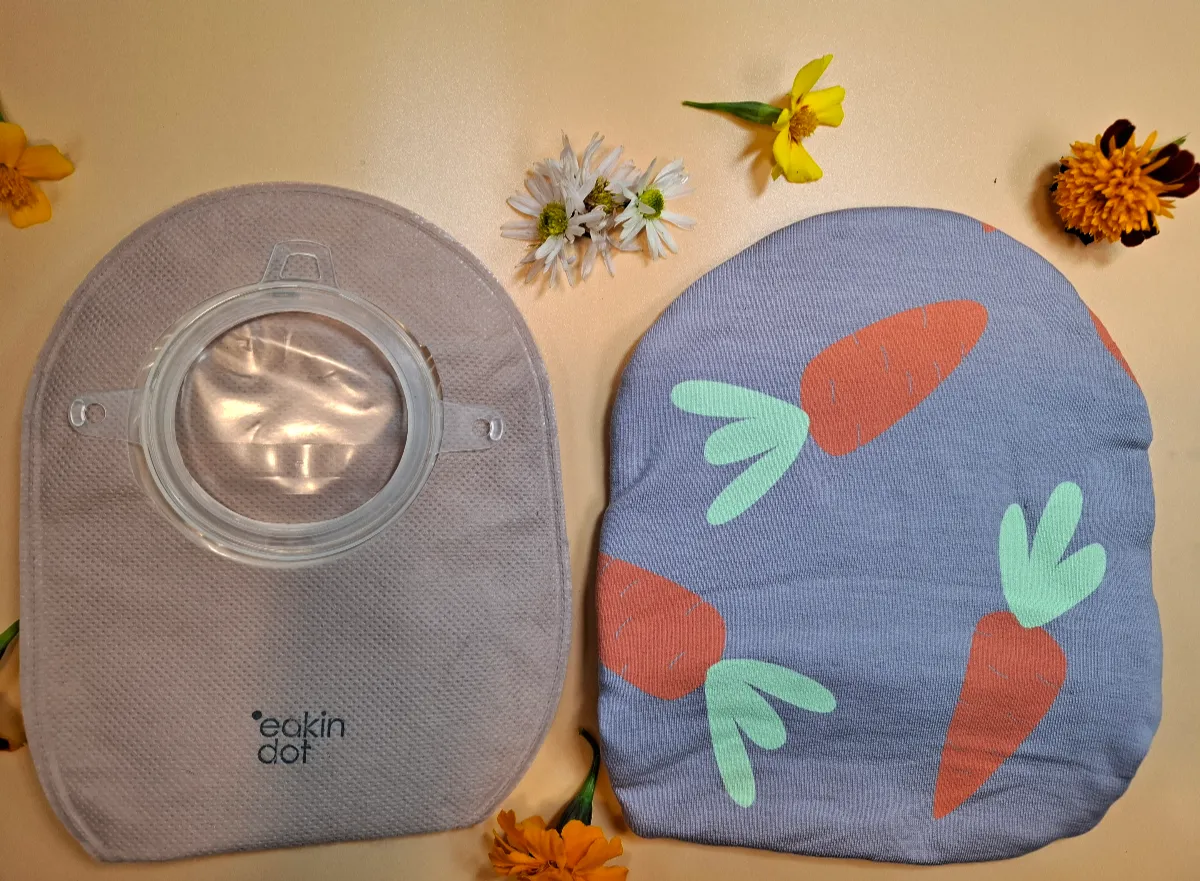 Ručně šitý návlek na stomický sáček z jemného pružného úpletu.