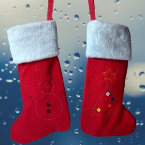 Mikulášská bota s vyšitým vánočním motivem na obou stranách.