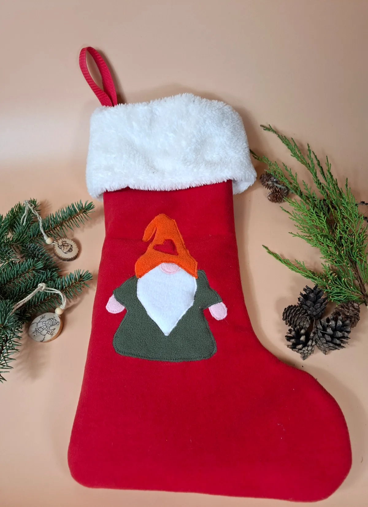 Mikulášská bota-punčocha na nadílku pro děti, zdobená aplikacemi s motivem vánoc.