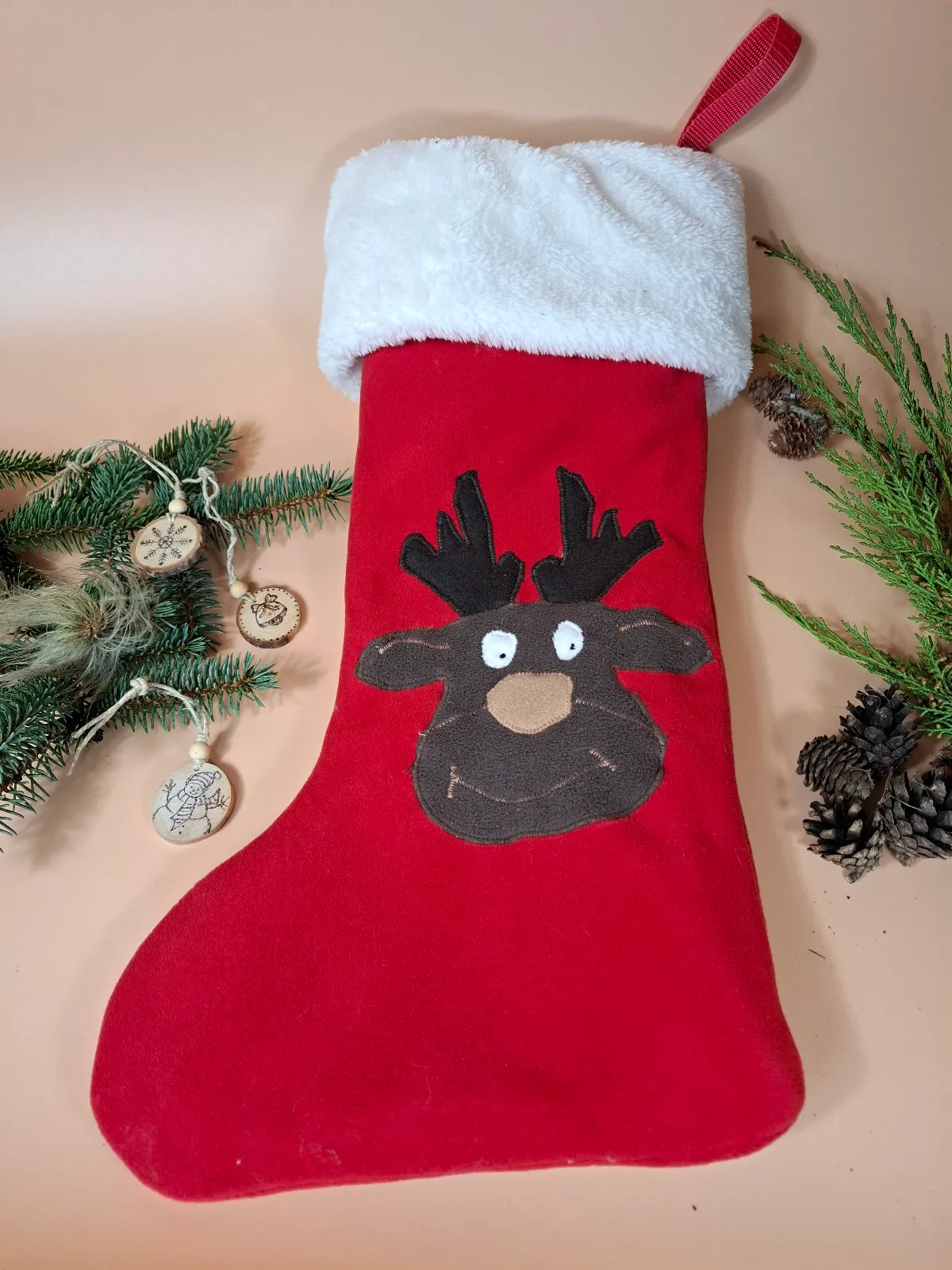 Mikulášská bota na nadílku pro děti zdobená aplikacemi.