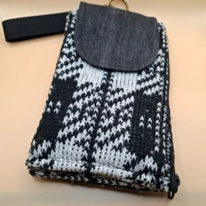 Pouzdro na mobilní telefon z upcyklovaného svetru