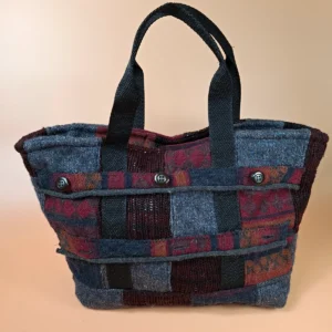 Taška z upcyklovaného svetru s malou příruční taštičkou na drobnosti.