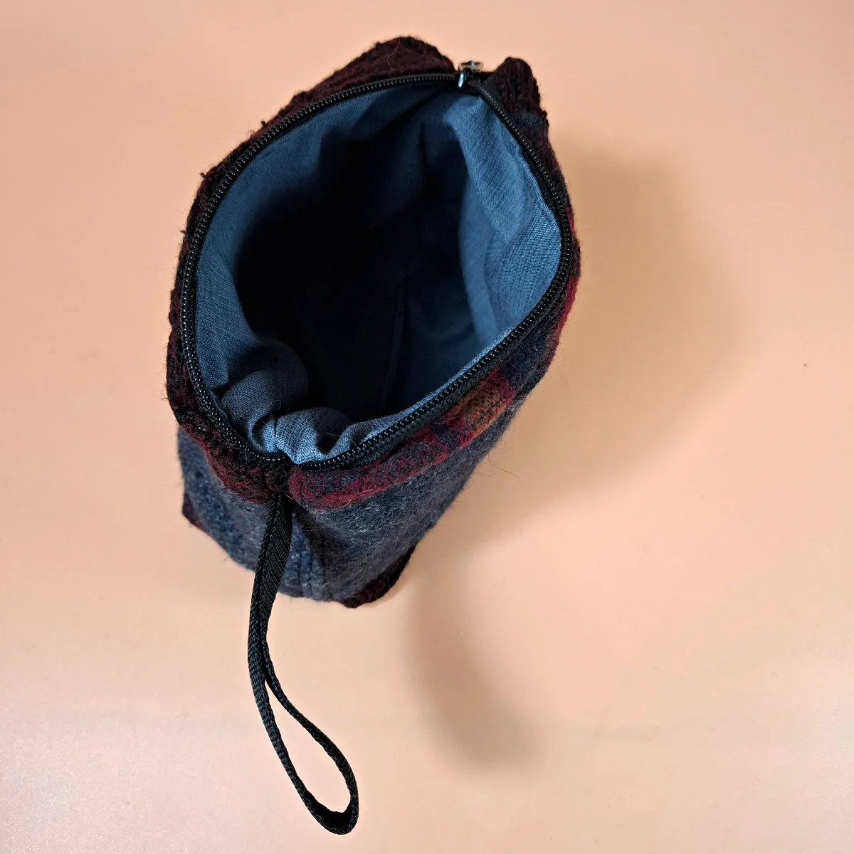Malá taštička jako součást tašky z upcyklovaného svetru