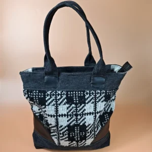 Taška z upcyklovaného svetru, džínoviny a koženky. Uzavíratelná na zip.