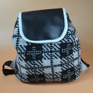 Batůžek na záda z upcyklovaného svetru.