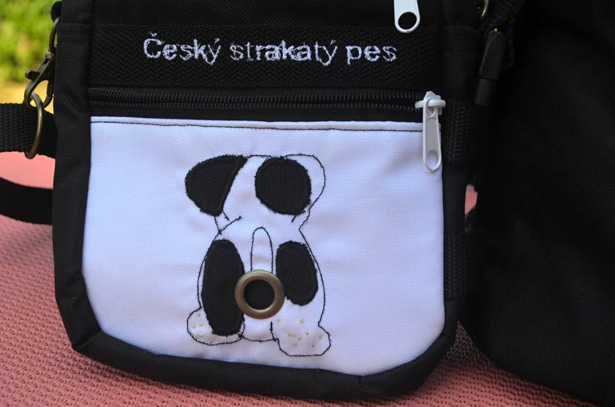 Taštička na vycházky s českým strakatým psem